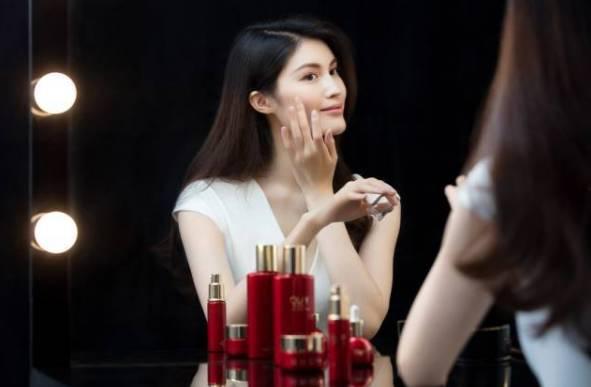 小芳明星网红是谁啊,她是如何成为网络红人的？